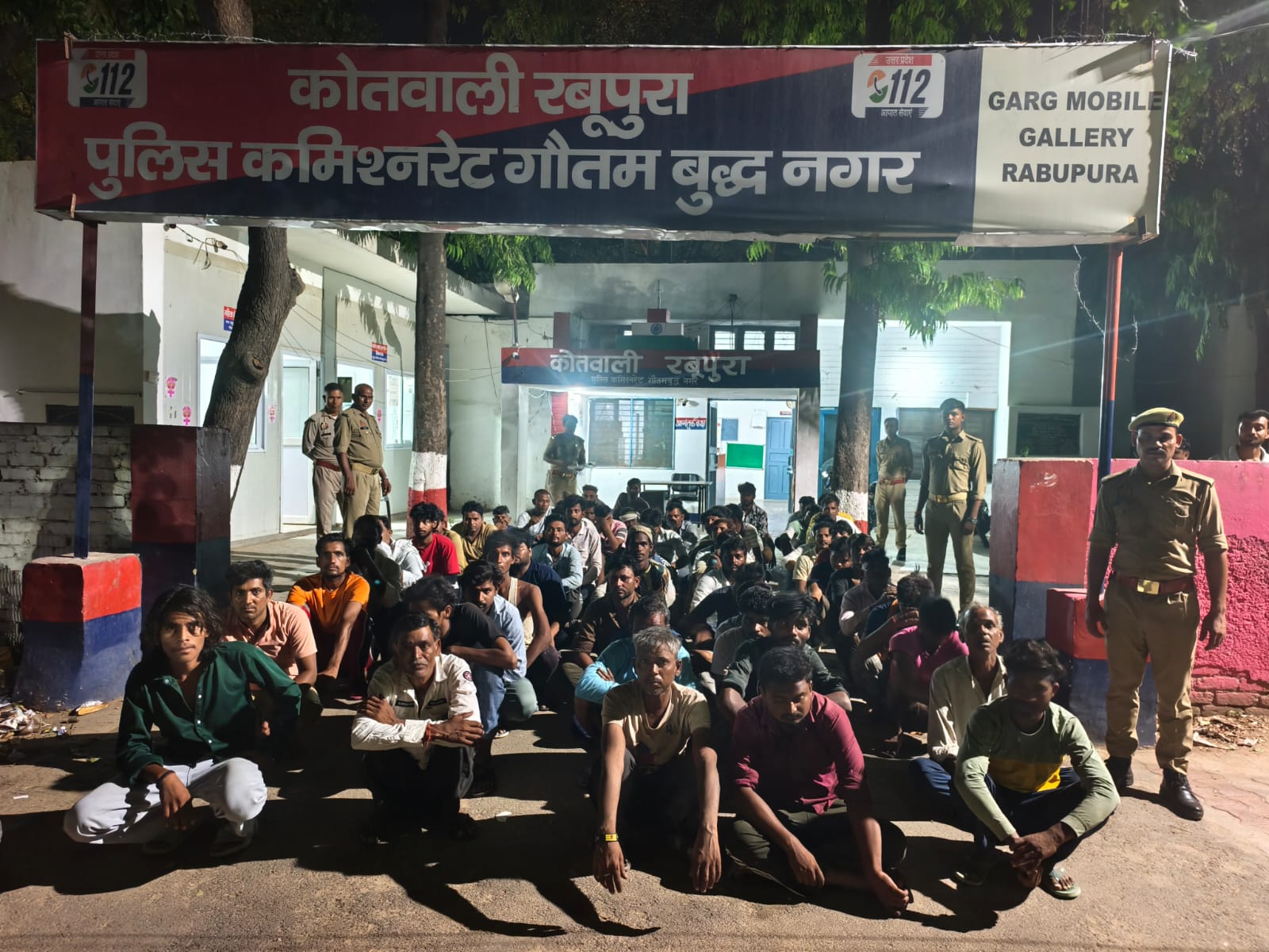 ग्रेटर नोएडा में सार्वजनिक स्थानों पर नशा करने वालों पर चला पुलिस का हंटर,  377 लोगों को जाम झलकाते पकड़ा
