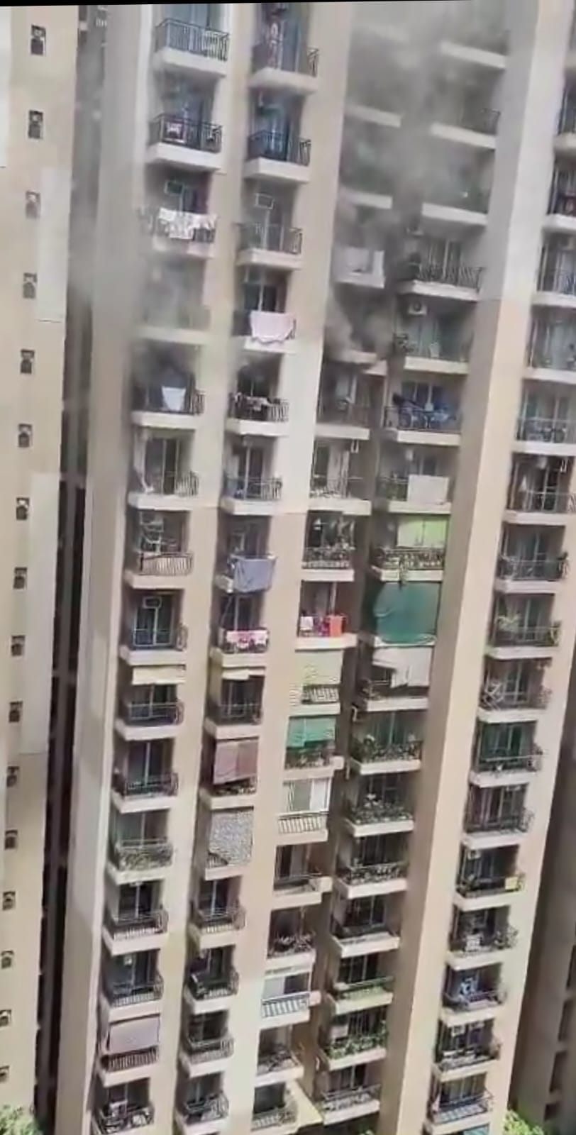 ग्रेटर नोएडा वेस्ट की एक्सॉटिका ड्रीमवैली सोसाइटी के फ्लैट में लगी आग, समय रहते टला बड़ा हादसा