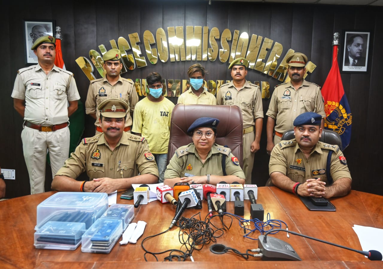 मोबाइल स्नैचिंग करने वाले दो बदमाश गिरफ्तार, 21 मोबाइल और चोरी की बाइक बरामद