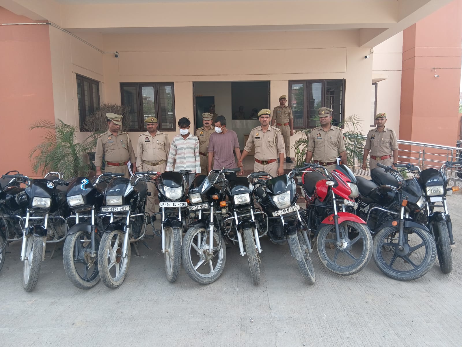 नोएडा में वाहन चोर गिरोह का भंडाफोड़, चोरी की एक दर्जन बाइक के साथ 2 दबोचे