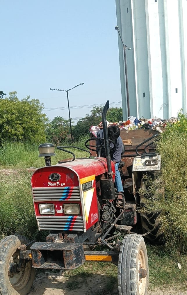 ग्रेटर नोएडा में कूड़े की अवैध डंपिंग पर कार्रवाई, चार ट्रैक्टर-ट्रॉली पकड़ी गई