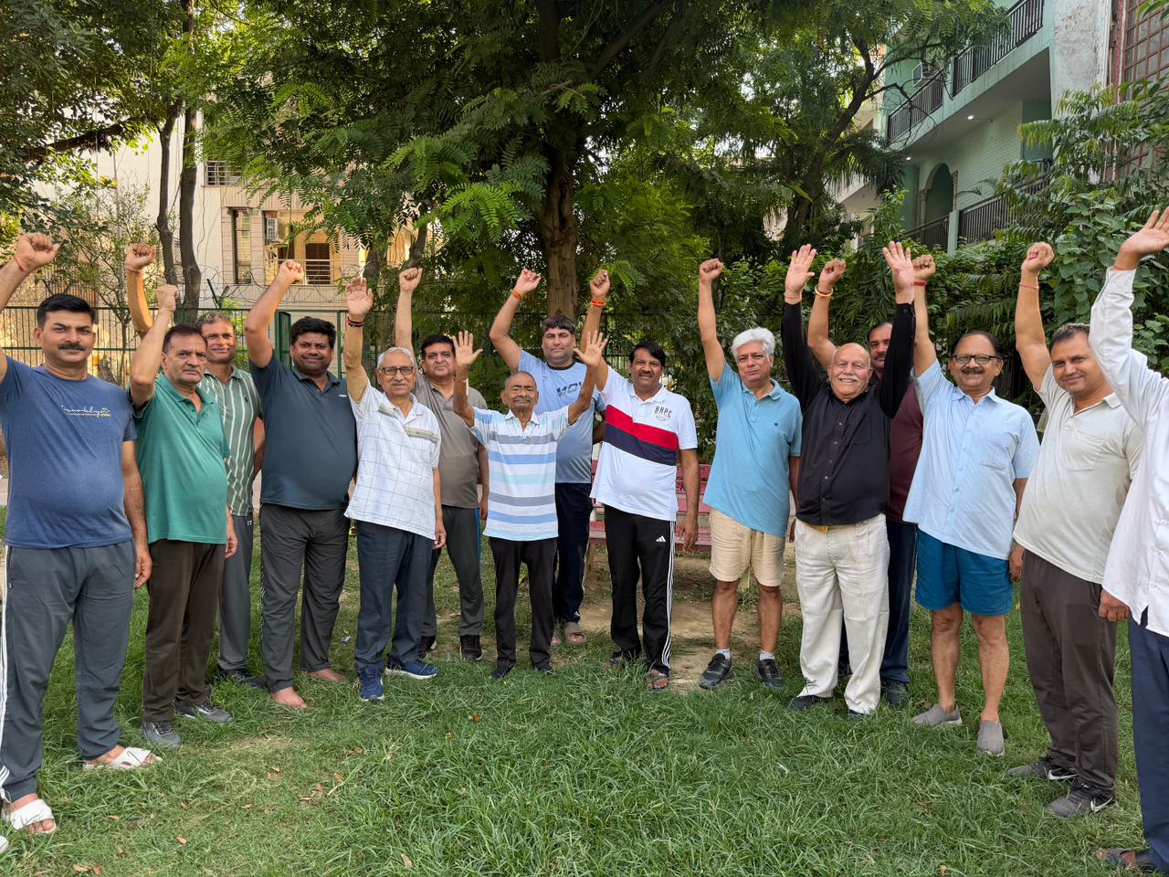 कूड़े के नाम पर घरों से होने वाली अवैध वसूली का विरोध:कर्मचारियों के द्वारा महिलाओं से बदसलूकी का आरोप