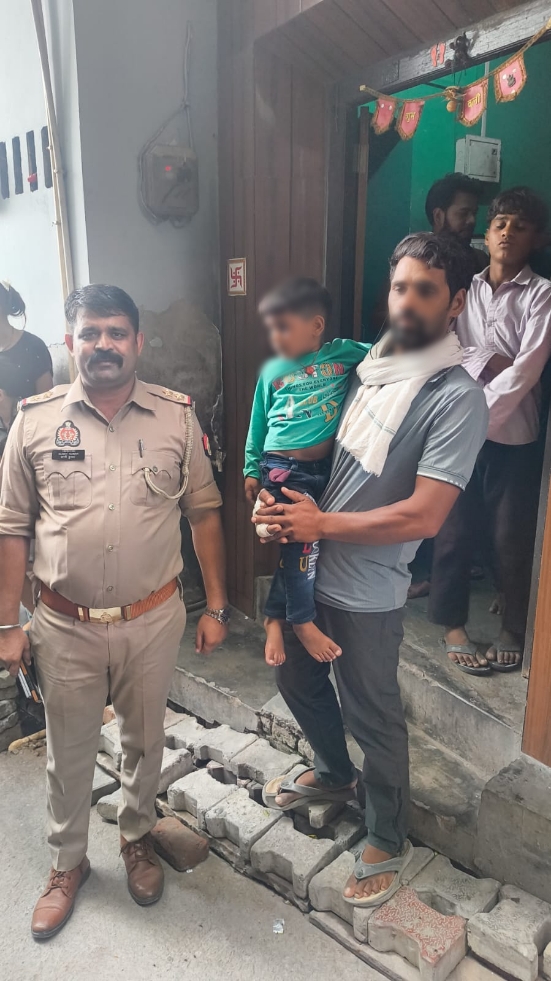 गुमशुदा 4 साल की बच्ची को पुलिस ने 40 मिनट में ढूंढ निकाला, परिजनों के चेहरे पर लौटी मुस्कान