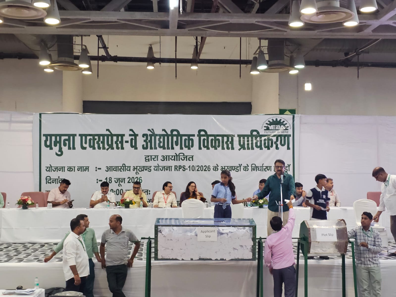 कुछ की आंखों से छलका आंसू, अन्‍य के सपनों पर फि‍रा पानी:यमुना प्राधिकरण की आवासीय प्‍लाट का ड्रा संपन्‍न