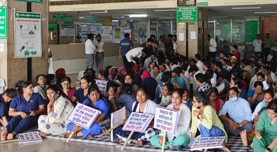 लाइट काटने से बिगड़ी जिम्‍स अस्‍पताल के कर्मचारियों की तबीयत:धरना समाप्‍त न होने से मरीजों को हो रही परेशानी