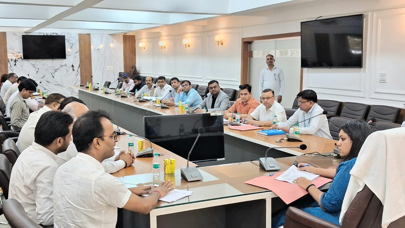 डीएम के सामने व्‍यापारियों ने रखी समस्‍याएं:सभी समस्‍याओं के समाधान का डीएम ने दिया आश्‍वासन
