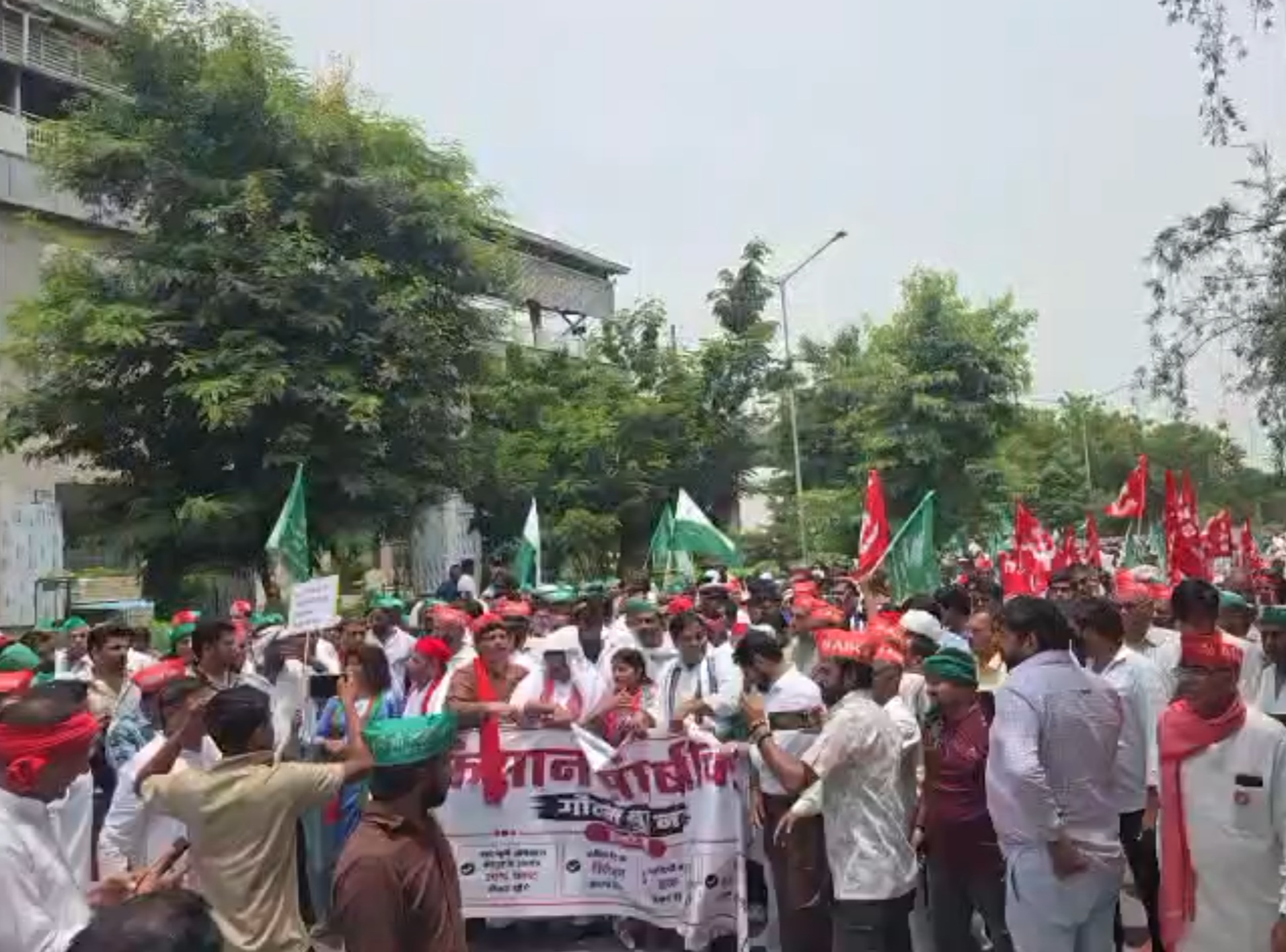 मांगों के समर्थन में ग्रेटर नोएडा प्राधिकरण पर किसानों का प्रदर्शन:मांग पूरी होने तक धरने पर बैठने की दी चेतावनी