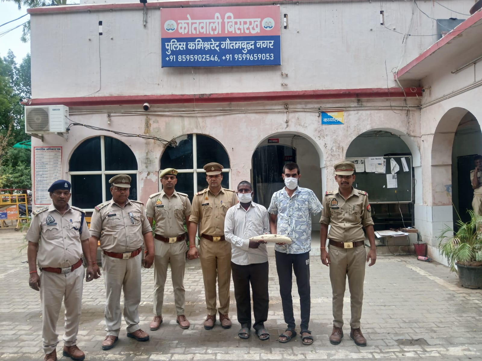 20 लाख के हाथी दांत के साथ दो तस्कर गिरफ्तार, पुलिस-वन विभाग ने की संयुक्त कार्रवाई