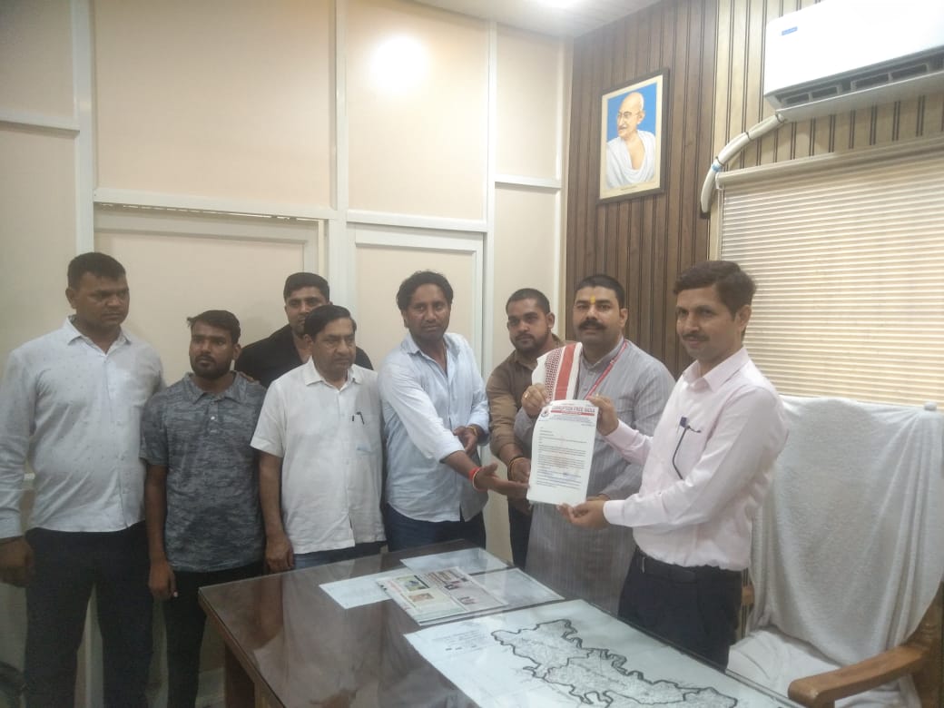 करप्शन फ्री संगठन ने की अवैध भूजल दोहन रोकने की मांग:मांग के समर्थन में एसडीएम को सौंपा ज्ञापन
