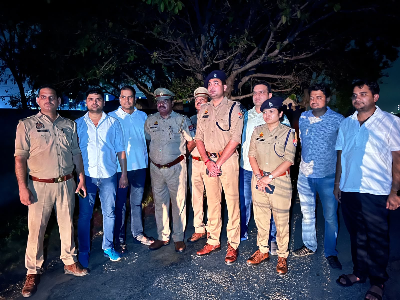 25 हजार का इनामी बदमाश पैर में गोली लगने से घायल, लिफ्ट देकर लूटपाट के मामले में था फरार