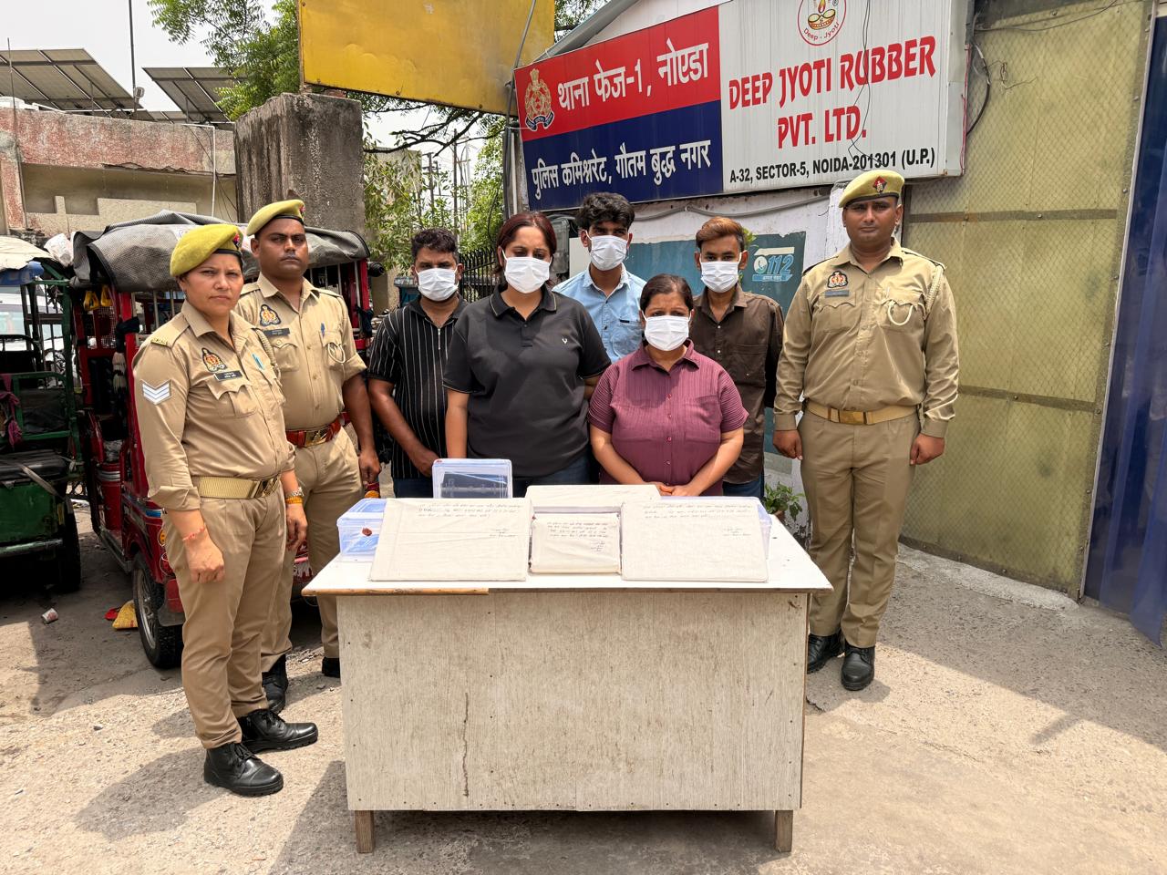 नोएडा में फर्जी लोन कॉल सेंटर का भंडाफोड़, कम ब्याज पर लोन दिलाने के नाम पर होती थी धोखाधड़ी