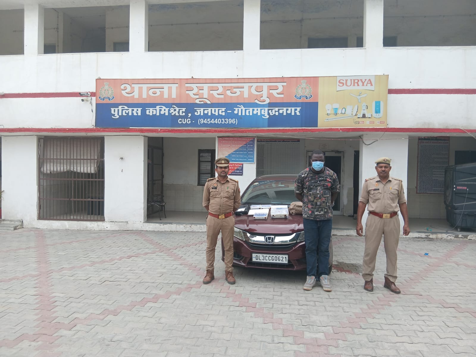 ग्रेटर नोएडा में 67 ATM के साथ विदेशी नागरिक गिरफ्तार, साइबर ठगी की घटना को देता था अंजाम