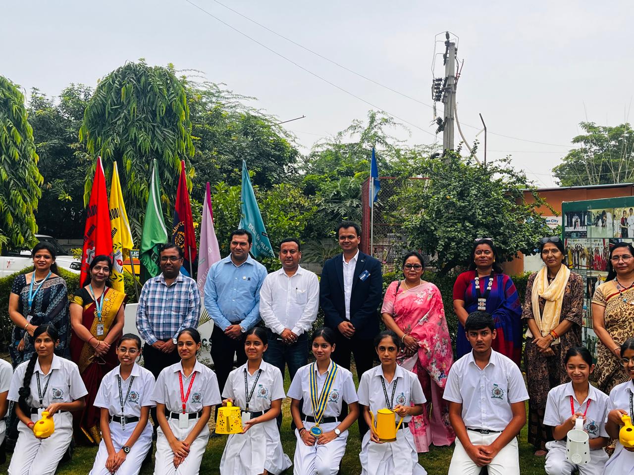 दिल्ली वर्ल्ड पब्लिक स्कूल में इंटरैक्ट क्लब का शपथ ग्रहण:निष्ठा, ईमानदारी और समर्पण के साथ कार्य करने की शपथ