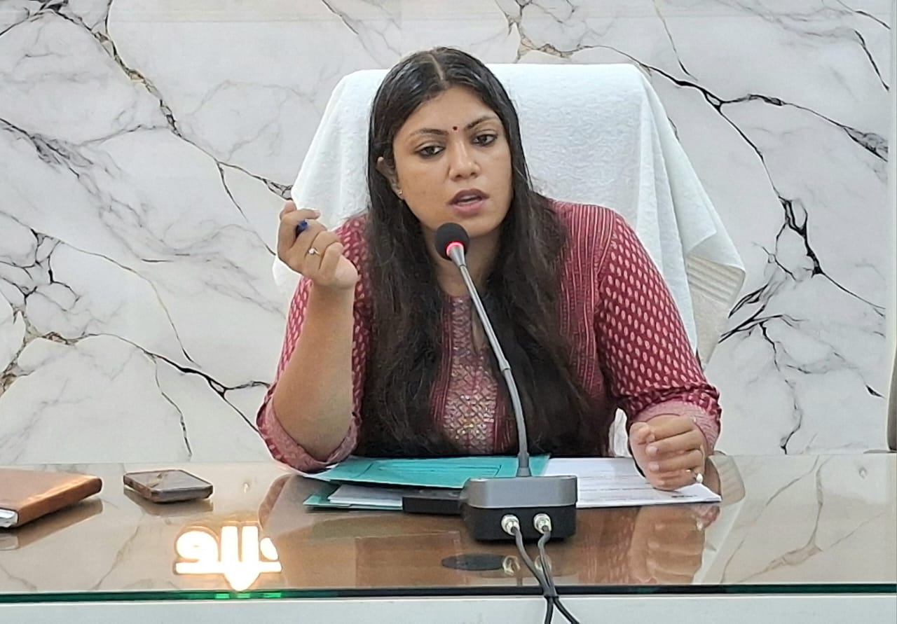 रॉग साइड वाहन चलाने वालों पर कार्रवाई का निर्देश:सड़क सुरक्षा समिति की बैठक में डीएम ने दिया निर्देश