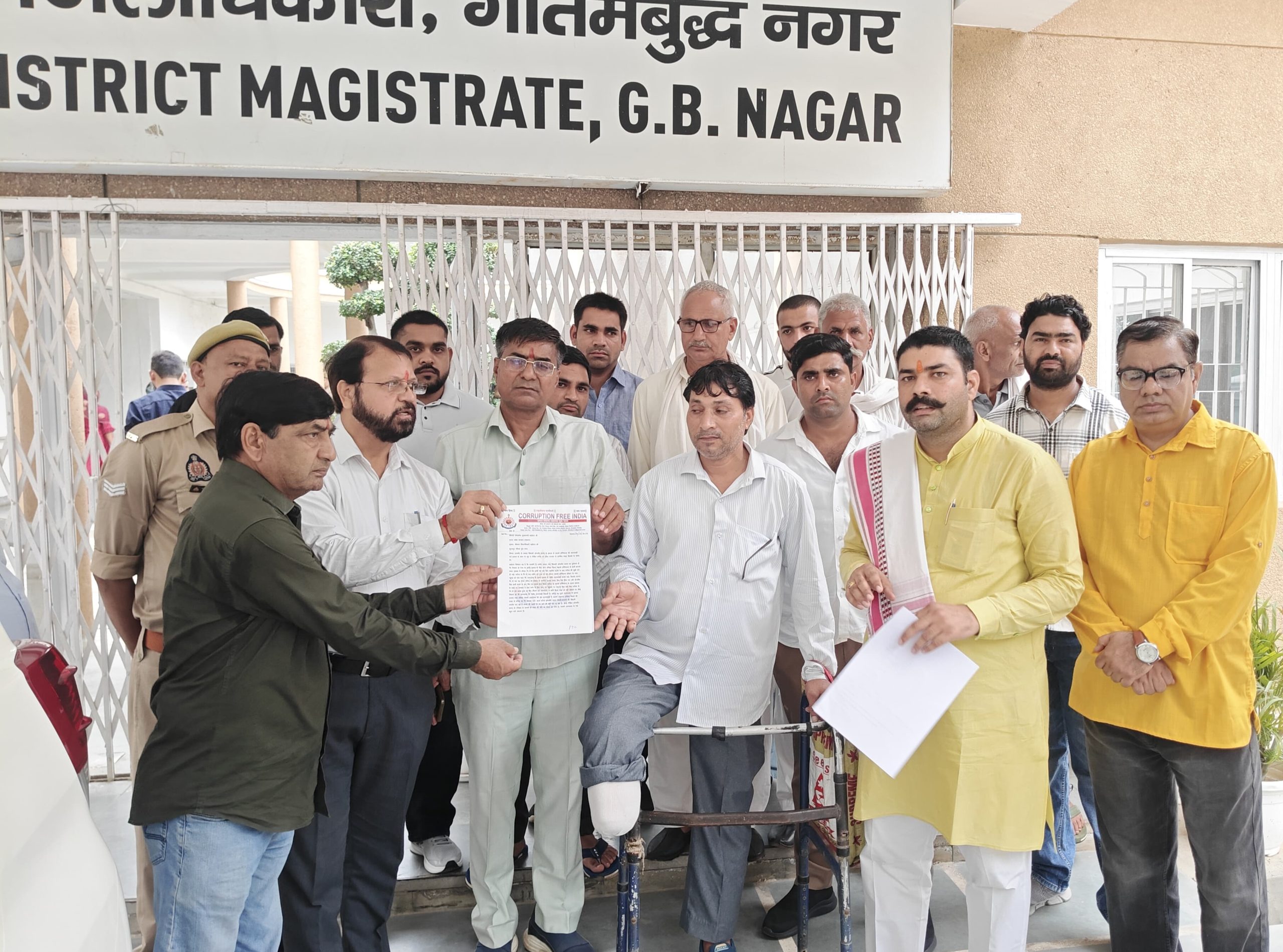 यथार्थ अस्‍पताल पर कार्रवाई के लिए मुख्‍यमंत्री को भेजा ज्ञापन:अस्‍पताल में गलत उपचार के कारण ओमवीर का काटना पड़ा था पैर