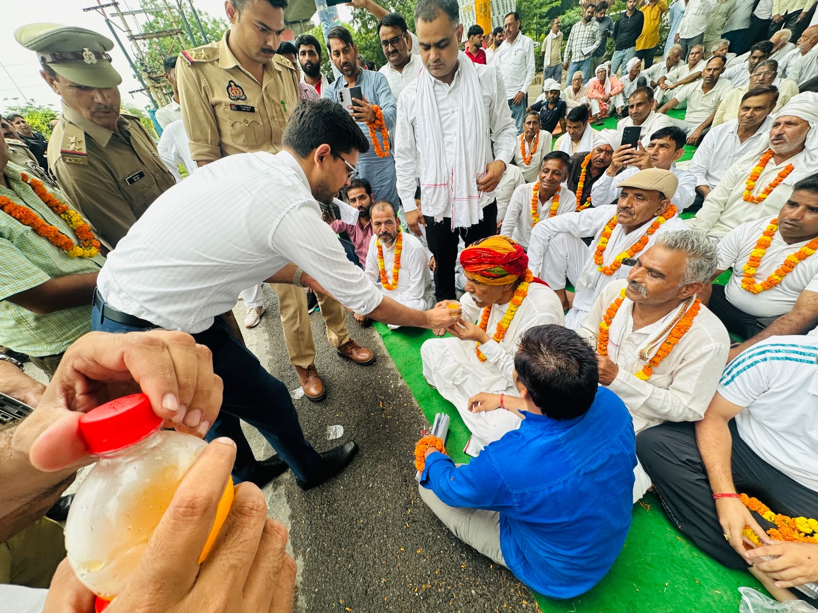 शेष 4 प्रतिशत विकसित भूखंड के लिए किसानों ने किया अनशन:एसीईओ ने जूस पिलाकर समाप्‍त कराया किसानों का अनशन