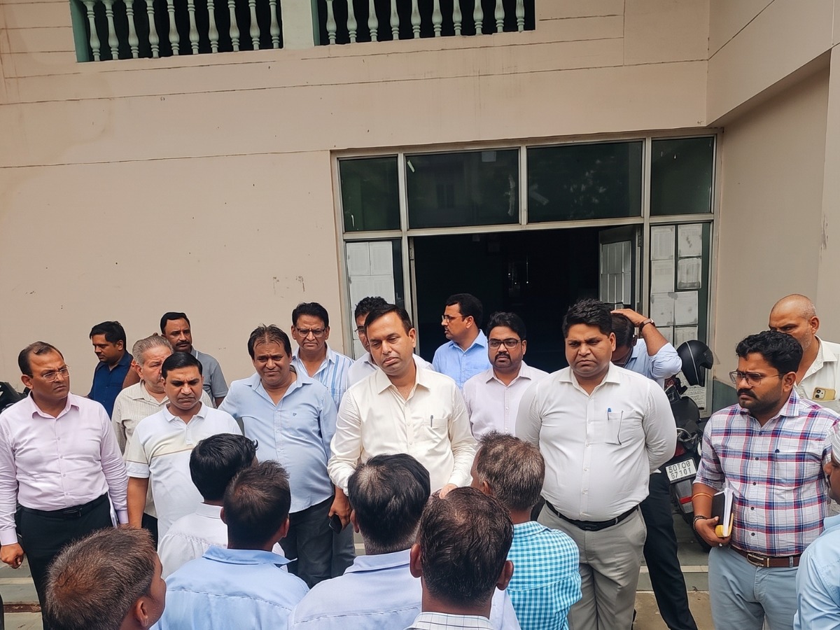 समस्‍याएं जानने के लिए मैदान में उतरे प्राधिकरण के अधिकारी:योजना के तहत सेक्‍टर अल्‍फा वन से हुई शुरुआत