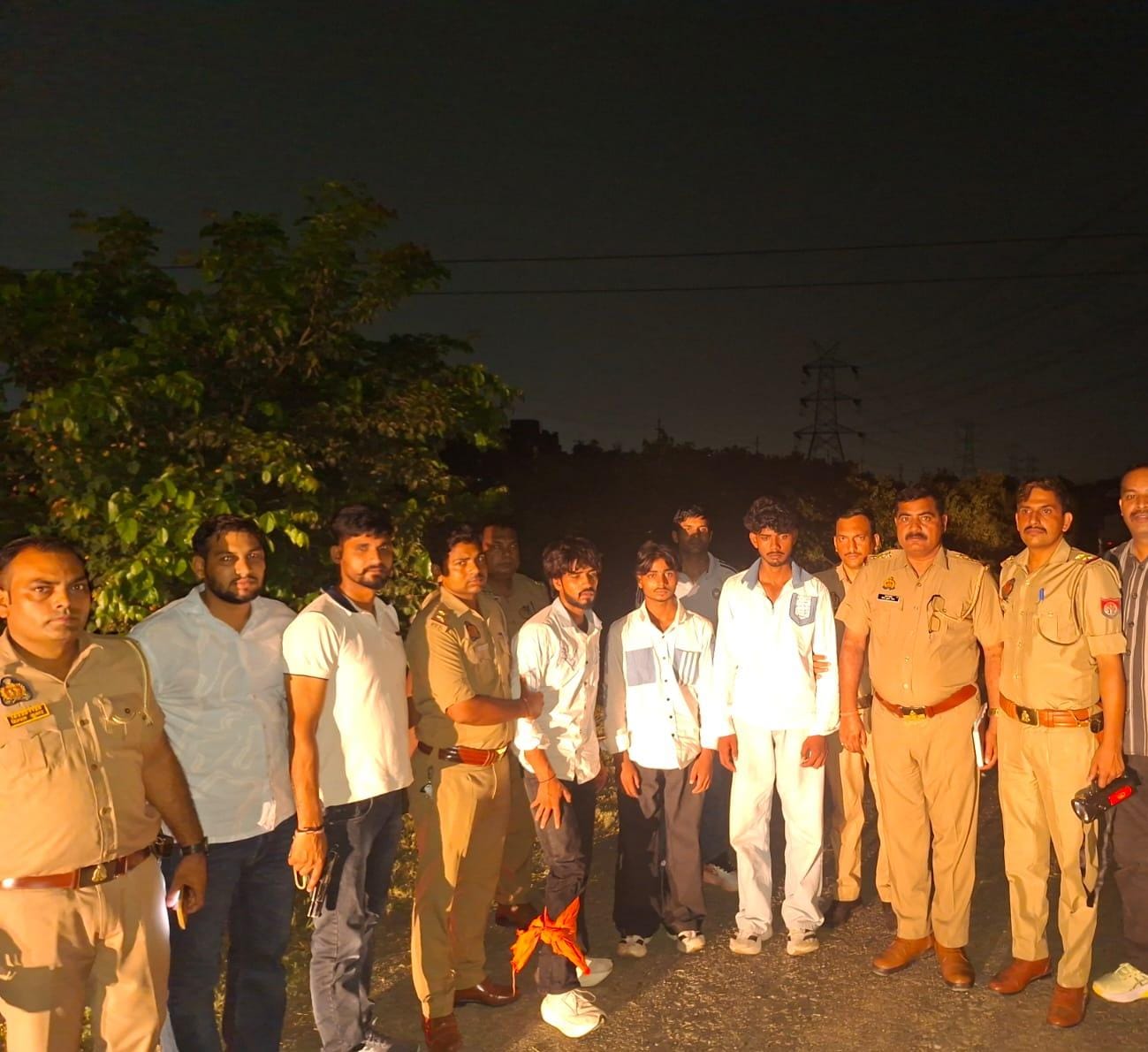 ग्रेटर नोएडा में चेन स्नैचरों से पुलिस की मुठभेड़, एक के पैर में लगी गोली, तीन गिरफ्तार