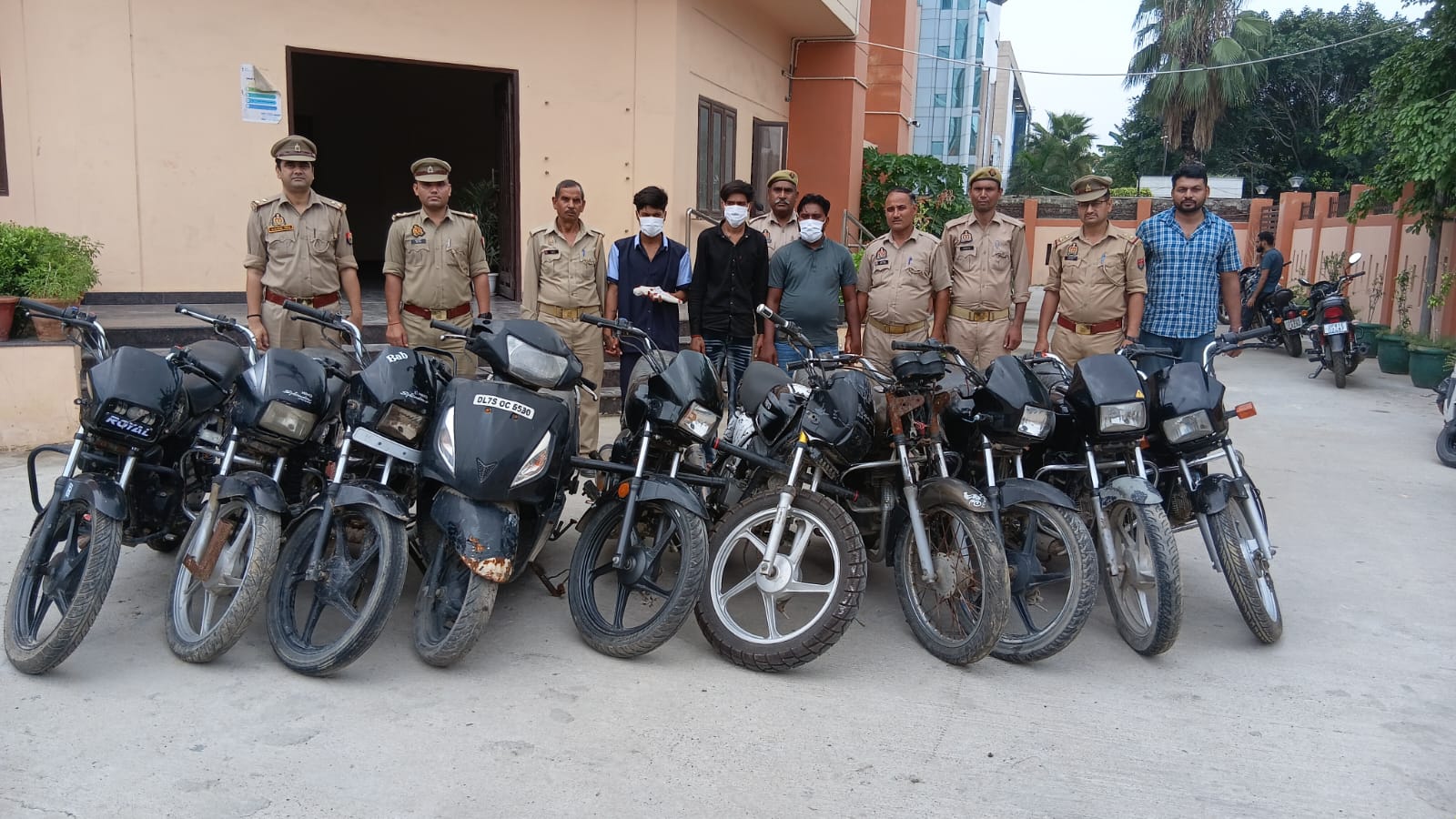 नोएडा में अंतरराज्यीय वाहन चोर गिरोह का भंडाफोड़, तीन गिरफ्तार, 10 दोपहिया वाहन बरामद