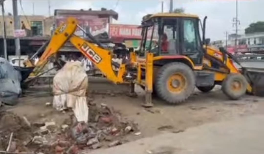 डीएम के आदेश के बाद कांवड रूट से हटाया अतिक्रमण:सड़क के साथ ही प्रकाश व्‍यवस्‍था दुरुस्‍त करने की तैयारी