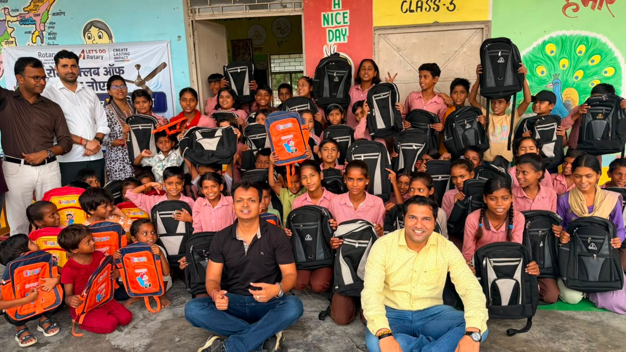 स्कूल बैग पाकर बच्चों के चेहरे पर छाई मुस्कान:रोटरी क्लब ग्रेटर नोएडा की सराहनीय पहल