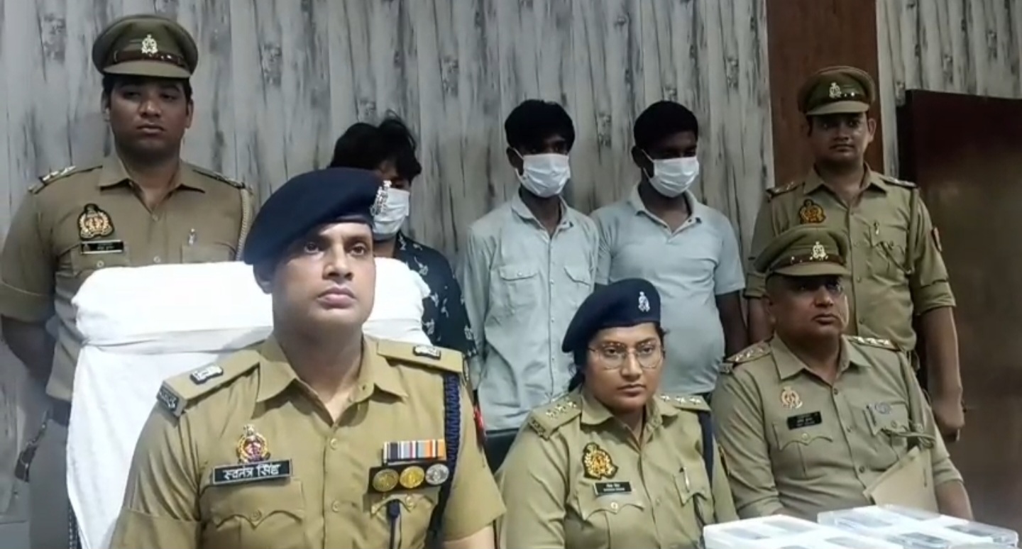 मेट्रो स्टेशन के पास मोबाइल स्नैचिंग करने वाले गैंग का पर्दाफाश, 28 मोबाइल के साथ 3 आरोपी दबोचे