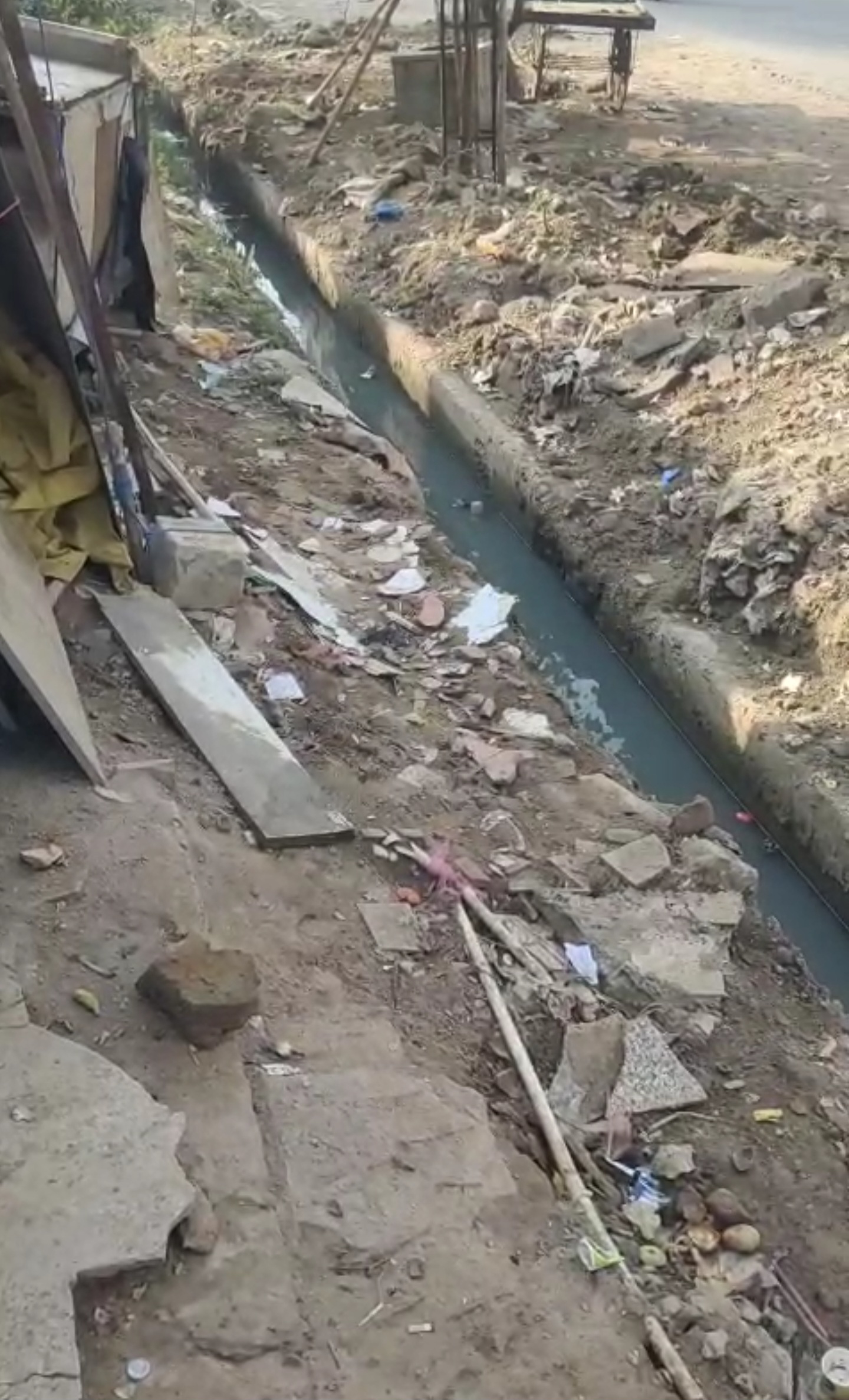श्री राधा स्काई गार्डन के सामने नाले की सफाई के बाद छोड़ा मलबा, सोशल मीडिया पर फूटा लोगों का गुस्सा
