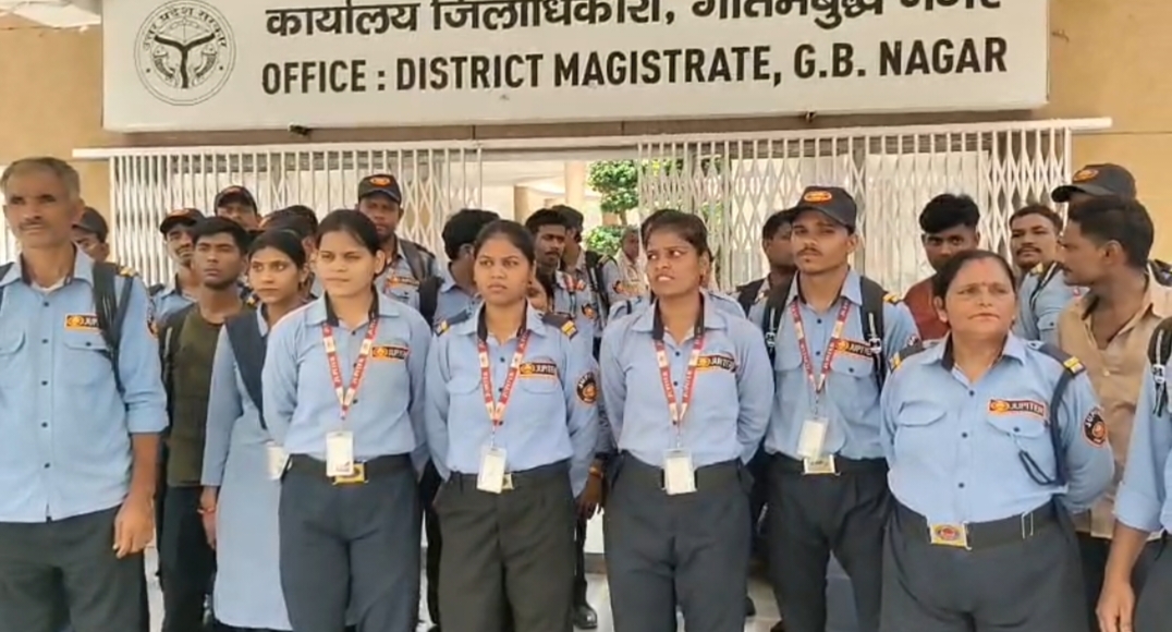 शारदा केयर अस्पताल के गार्डों का प्रदर्शन:13 घंटे ड्यूटी व एक भी छुट्टी न देने का आरोप