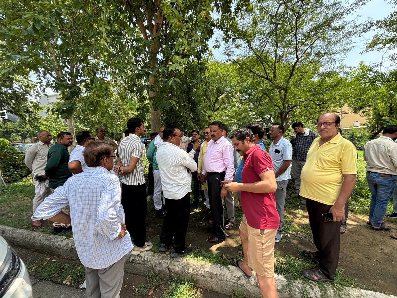 मोबाइल टॉवर के विरोध में सेक्‍टर के लोग एकजुट:स्‍वर्ण नगरी सेक्‍टर के लोगों ने नहीं लगने दिया टॉवर