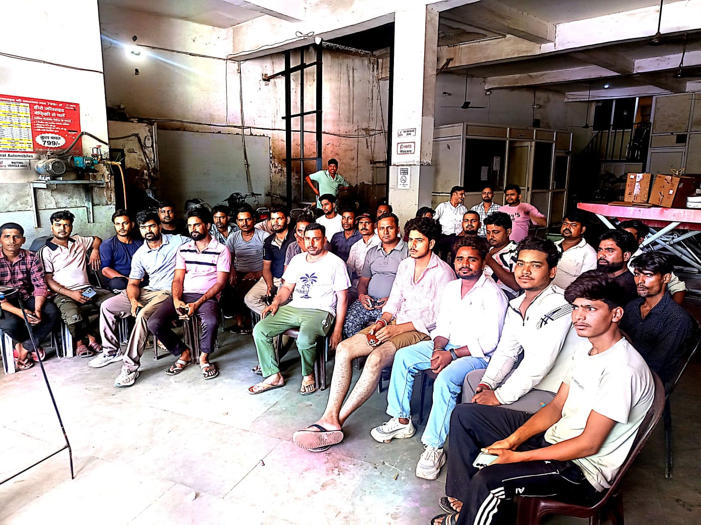 साप्‍ताहिक बंदी के समर्थन में उतरे व्‍यापारी:डीएम से की दुकान खोलने वालों पर कार्रवाई की मांग