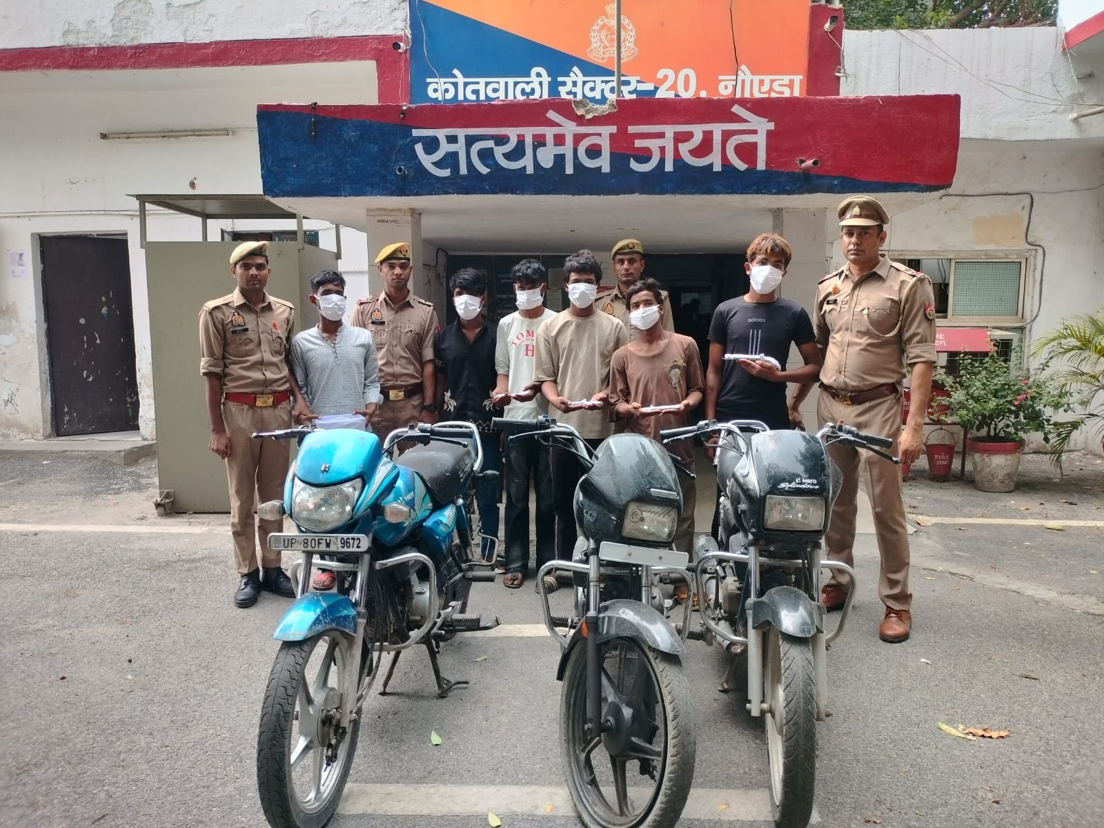 वाहन और मोबाइल चोरी करने वाले गिरोह का भंडाफोड़, छह गिरफ्तार, दो बाल अपचारी भी पकड़े