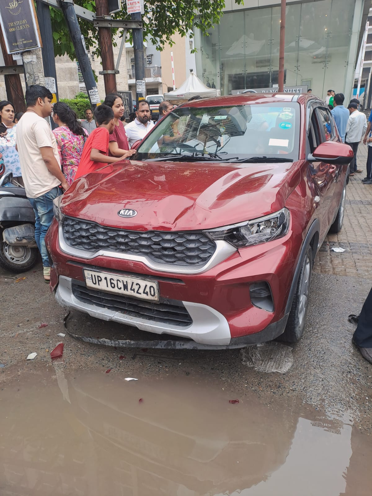 ग्रेटर नोएडा वेस्ट में हुआ हादसा, स्कूल बस का इंतजार कर रहे बच्चों पर चढ़ी कार