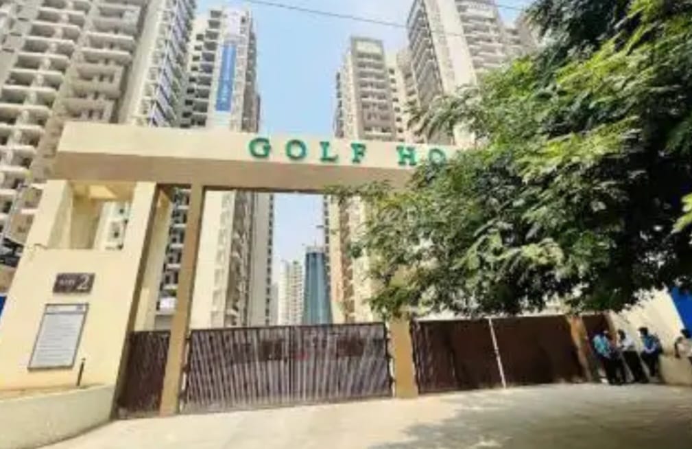ग्रेटर नोएडा वेस्ट की आम्रपाली गोल्फ होम्स में 14वीं मंजिल से गिरा प्लास्टर, बड़ा हादसा होने से टला