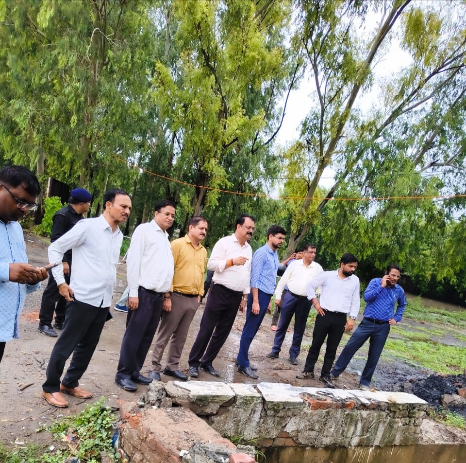 जलभराव से निपटने को फील्ड में उतरे प्राधिकरणकर्मी:शहर से लेकर गांव तक में हुआ जल भराव