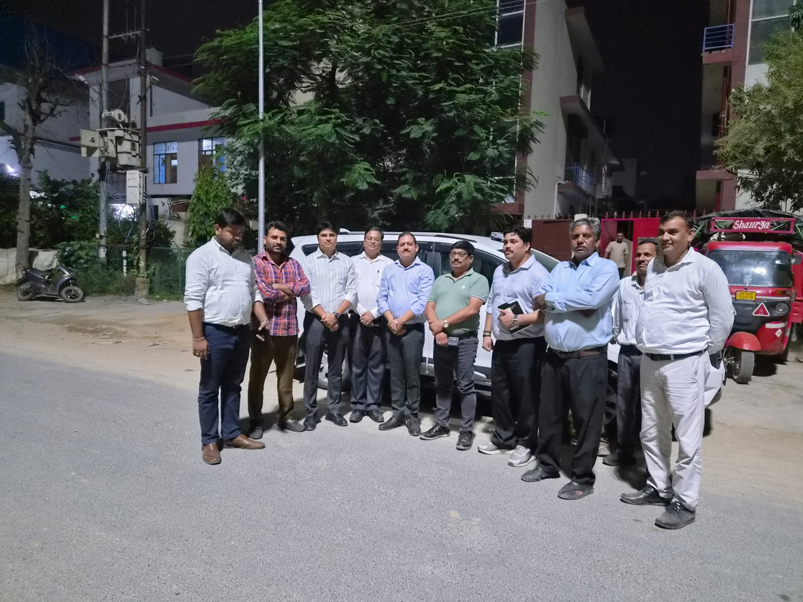 उद्यमियों ने रात में लिया प्रकाश व्‍यवस्‍था का जायजा:ईकोटेक-3 में एक-एक स्‍ट्रीट लाइट का किया निरीक्षण