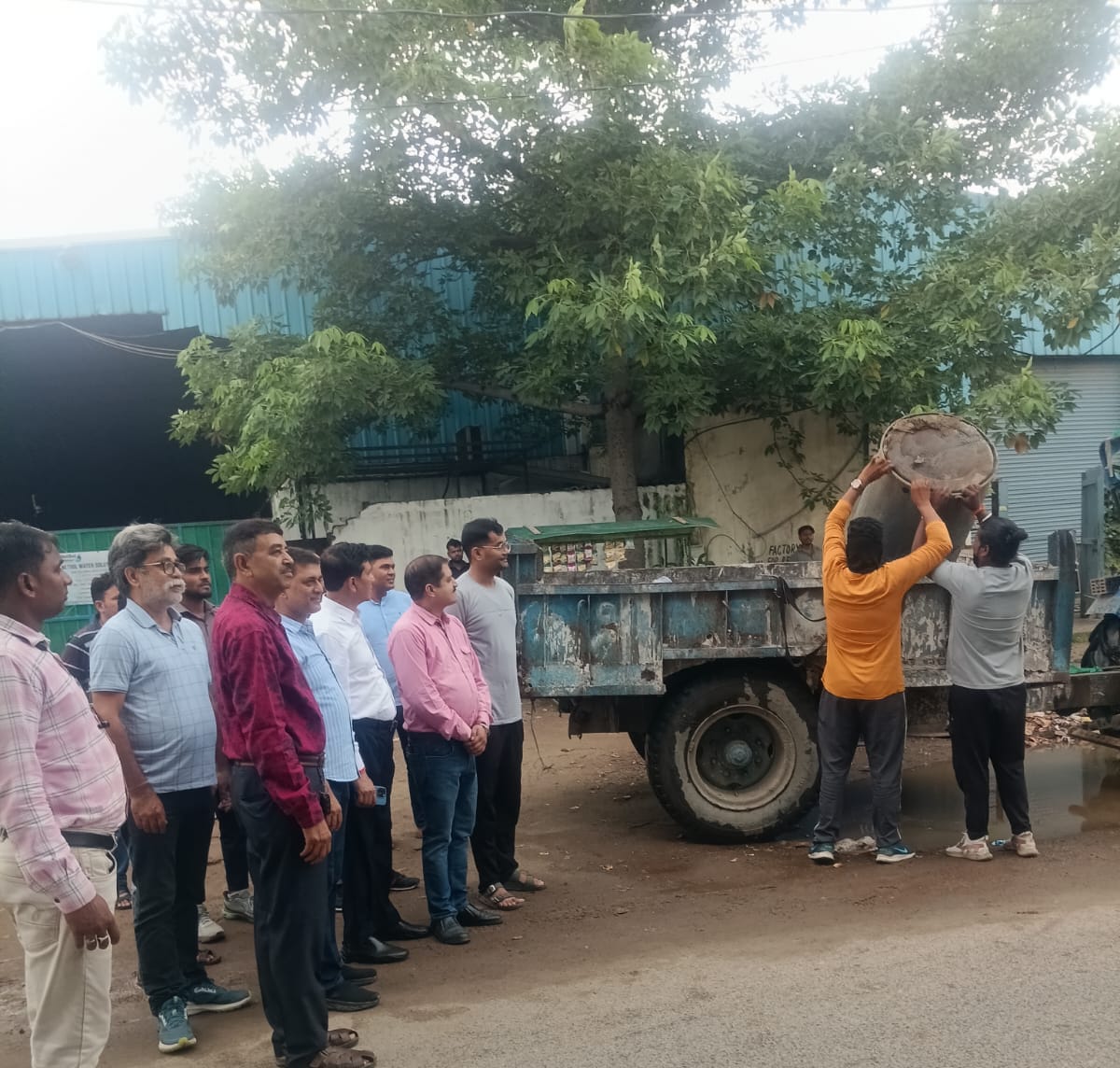 ग्रेटर नोएडा प्राधिकरण अधिकारियों ने पूरी की उद्यमियों की मांग:उद्योग विहार में शुरू हुआ डोर-टू-डोर गार्बेज कलेक्शन