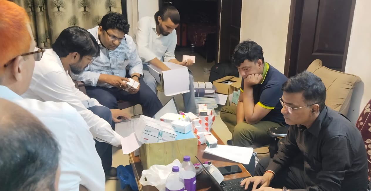 नोएडा में मिला ढाई करोड़ की अवैध दवा का जखीरा:आम्रपाली सोसायटी के फ्लैट में छिपाकर रखी थी दवाएं