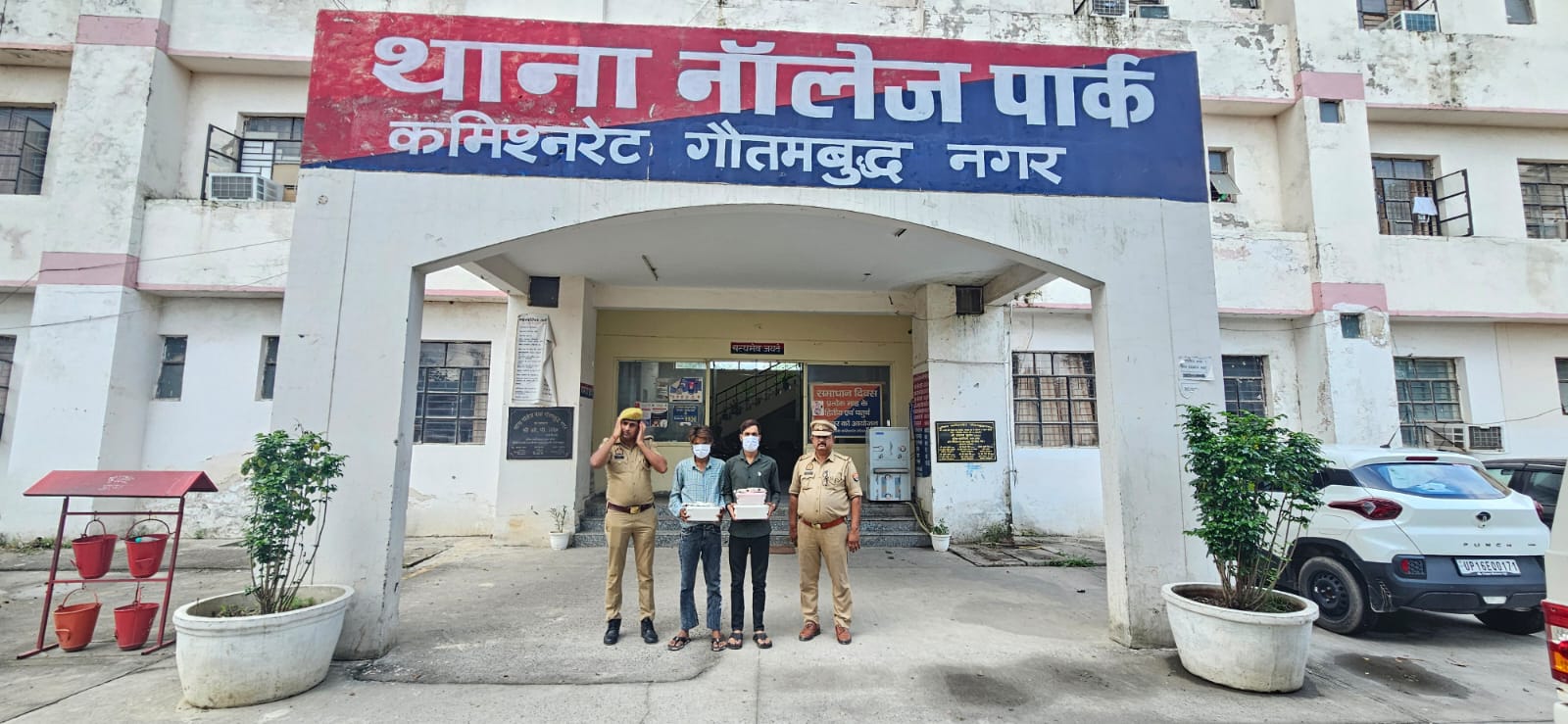ग्रेटर नोएडा में स्नैचिंग के 25 मोबाइल के साथ 2 स्नैचर गिरफ्तार, फर्जी नंबर प्लेट लगी बाइक से करते थे वारदात