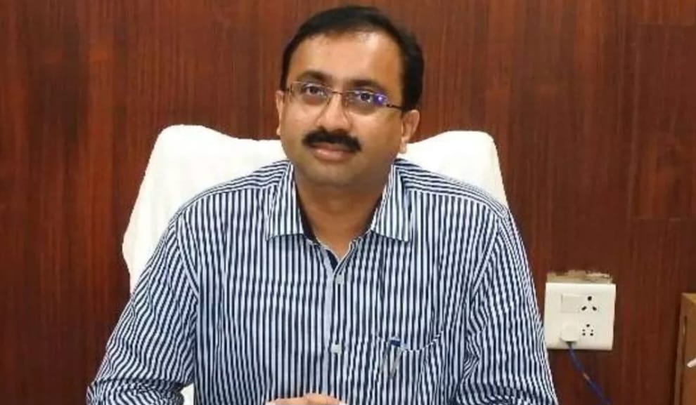 लगातार जारी है ग्रेटर नोएडा प्राधिकरण के सीईओ का एक्‍शन:तीन अधिकारियों पर शासन स्‍तर से लटक रही कार्रवाई की तलवार