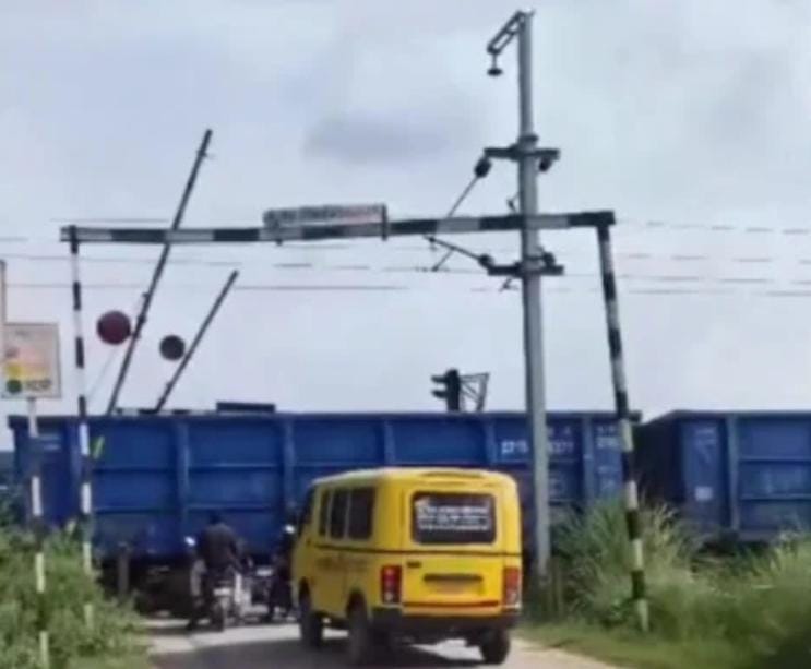 रेलवे की कथित लापरवाही से टला बड़ा हादसा, मालगाड़ी गुजरने के दौरान खुला रहा फाटक