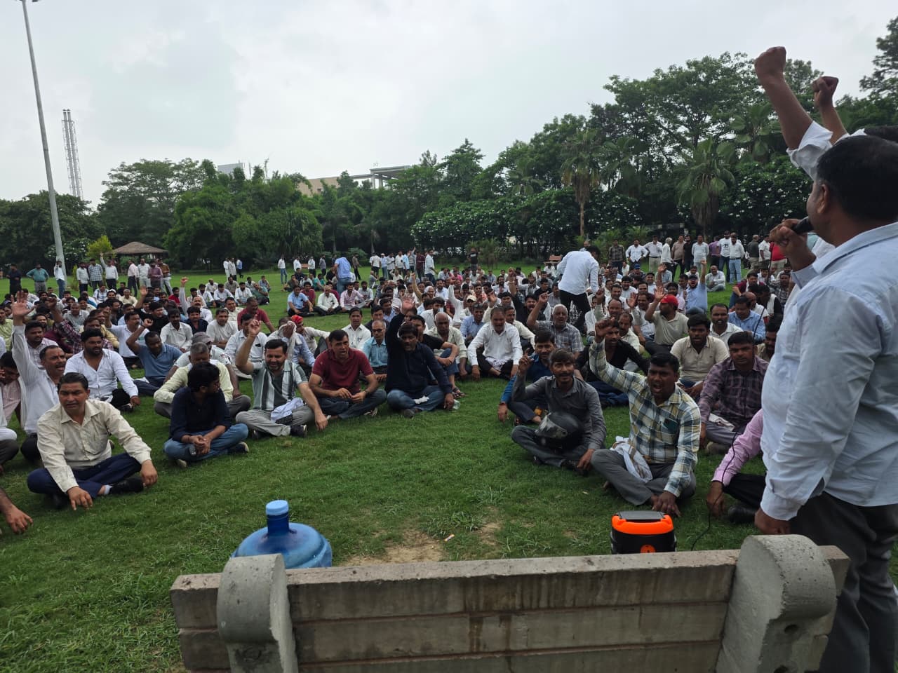 ग्रेटर नोएडा प्राधिकरण के अधिकारियों की बढ़ेगी मुश्किल:मंगलवार से अनिश्चितकालीन धरने पर बैठेंगे 4000 कर्मचारी