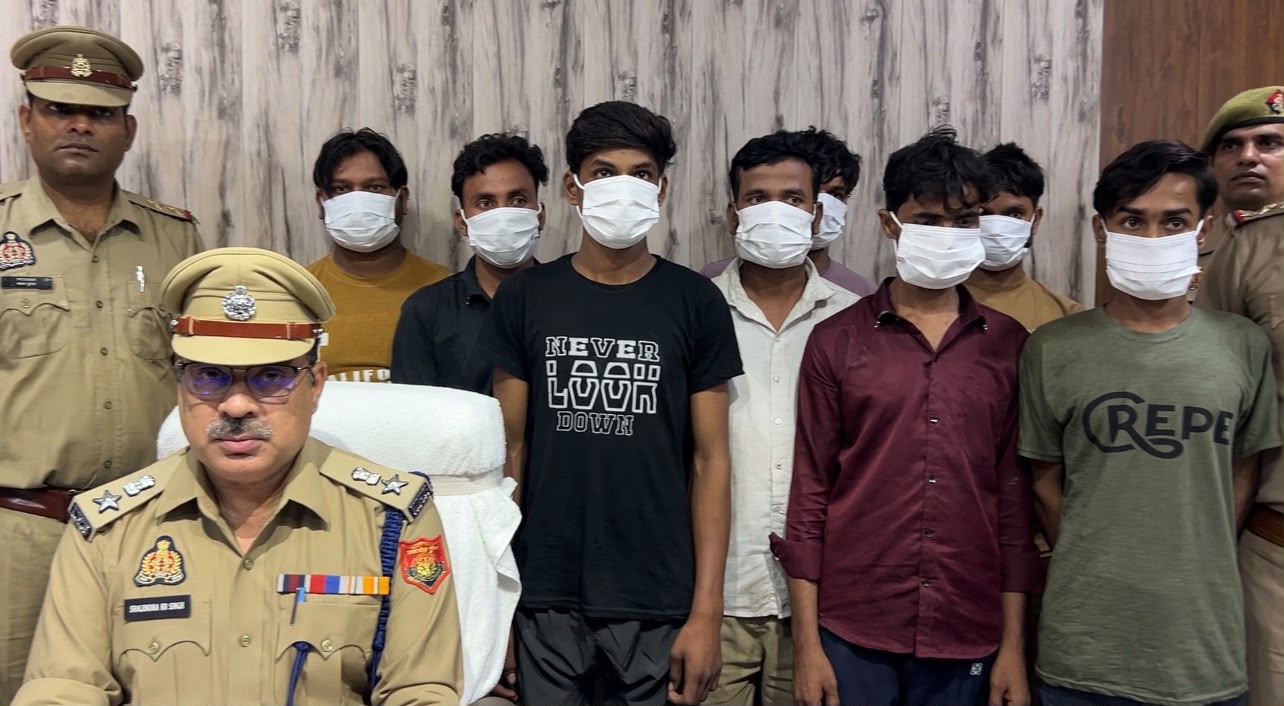 नोएडा में रैपीडो चालक राहगीरों से लूटता था मोबाइल, गिरोह के आठ सदस्य गिरफ्तार, 98 मोबाइल बरामद