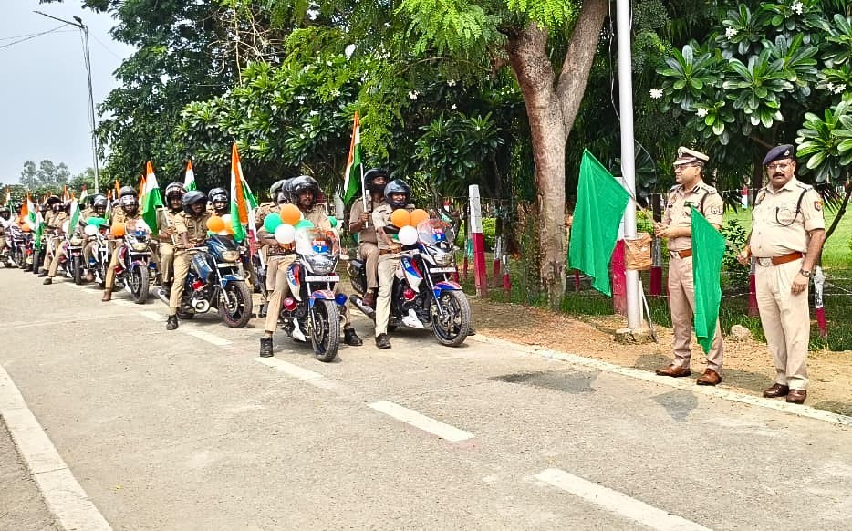 गौतमबुद्धनगर में तिरंगा बाइक रैली, 180 पुलिसकर्मियों ने दिया देशभक्ति का संदेश