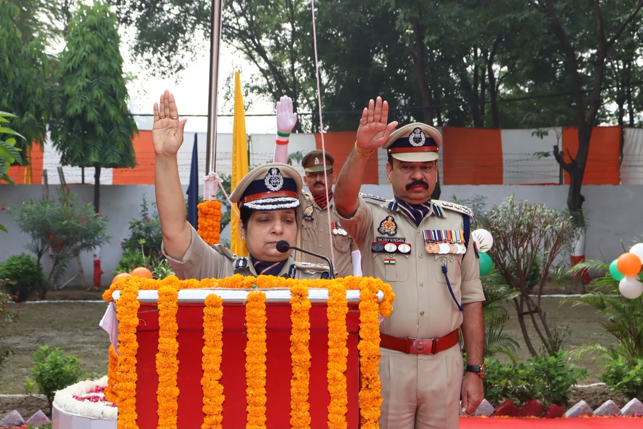 स्वतंत्रता दिवस पर पुलिस कमिश्नरेट में शहीदों के परिजनों व पुलिसकर्मियों का सम्मान, राष्ट्र की एकता और अखंडता की दिलाई गई शपथ