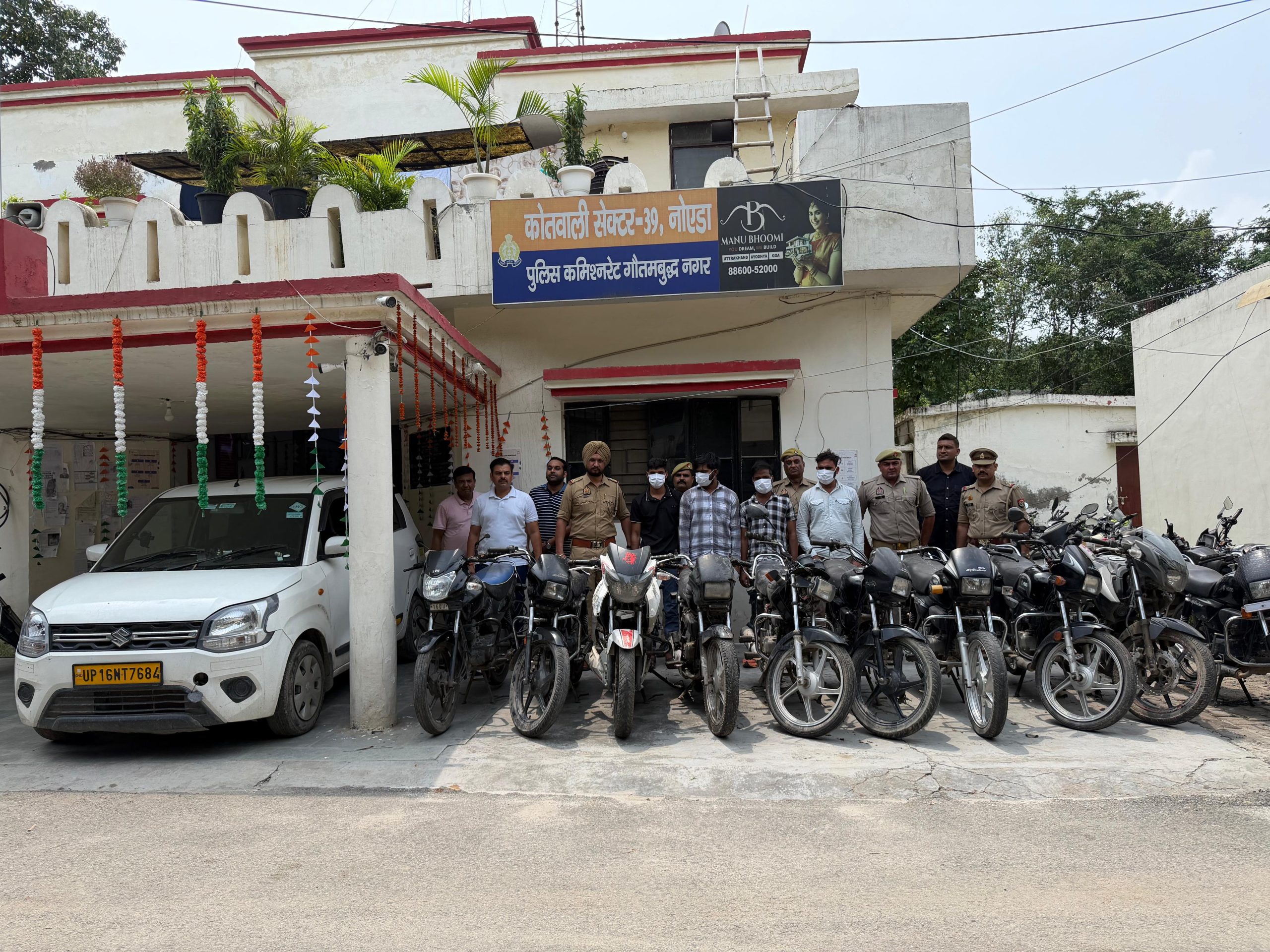नोएडा में अंतरराज्यीय वाहन चोर गिरोह का पर्दाफाश, एक दर्जन चोरी की बाइक के साथ चार पकड़े गए