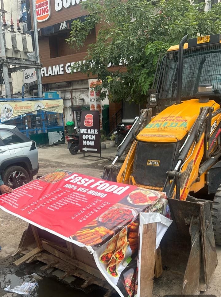 ग्रेटर नोएडा वेस्ट में गरजा प्राधिकरण का बुलडोजर, 12 अस्थायी दुकानें हुई ध्वस्त