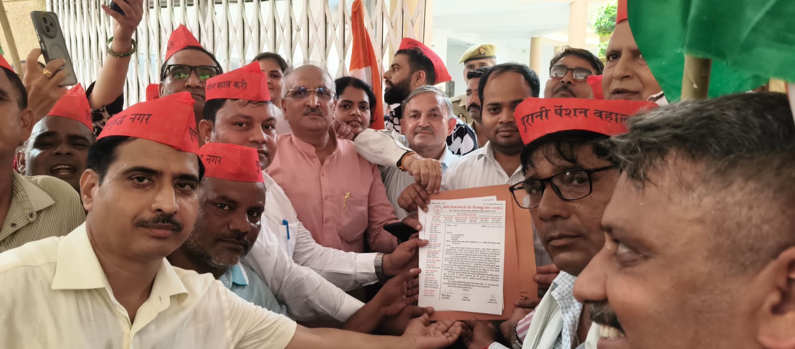 अटेवा पेंशन बचाओ मंच ने की पुरानी पेंशन बहाली की मांग:कलक्‍ट्रेट पर किया पेंशन तिरंगा यात्रा का आयोजन