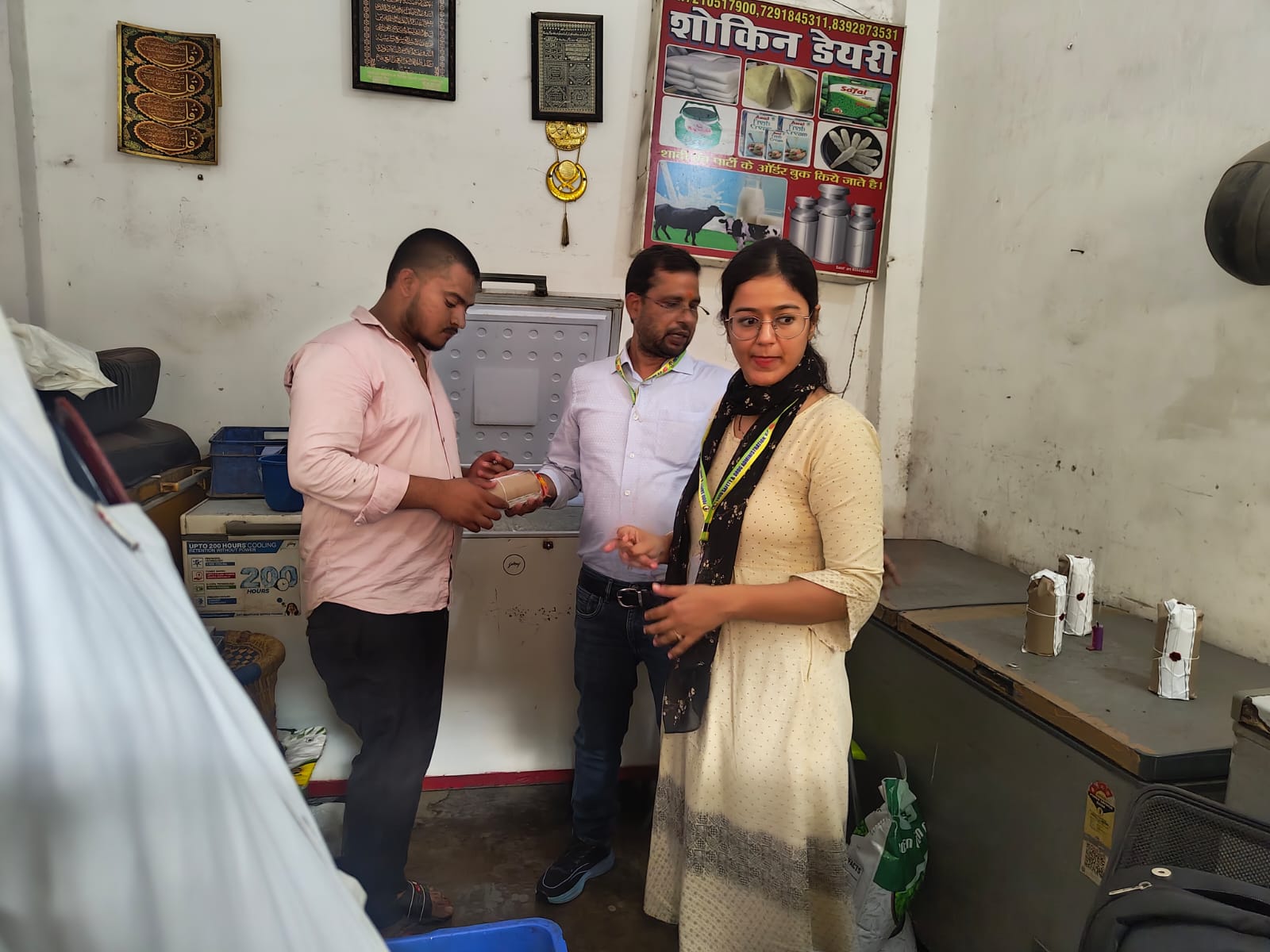 नोएडा के शौकीन डेरी पर बिक रहा था मिलावटी पनीर:खाद्य विभाग ने 300 किलो पनीर करा दिया नष्‍ट