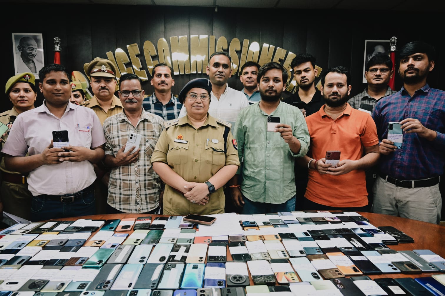 50 लाख के फोन मिलने पर लौटी मालिकों के चेहरे पर मुस्कान, 225 गुम मोबाइल पुलिस ने किए बरामद