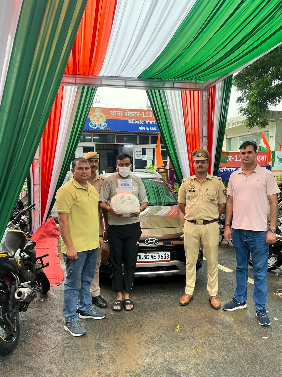 दिल्ली पुलिस के फर्जी दरोगा को नोएडा पुलिस ने दबोचा, वर्दी समेत 7 आईकार्ड मिले